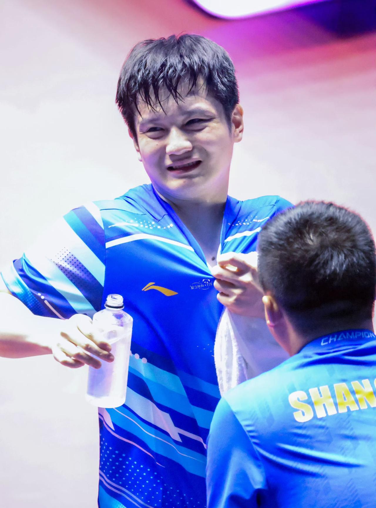 抓住一只皱巴巴的东东。
他的头发变成了“条形码”，还皱着眉头，扯着自己的衣领，好