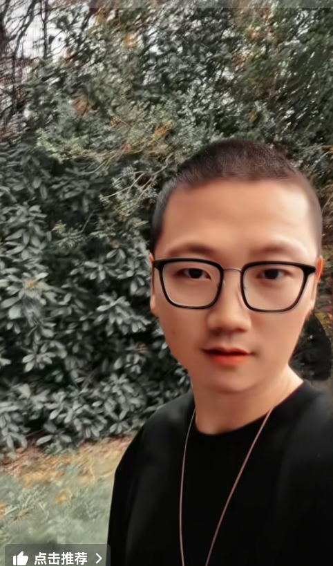网红刘凯鹏近几天连着发了数篇小作文，有对过去生活的追忆，有对当下生活的满足，也有