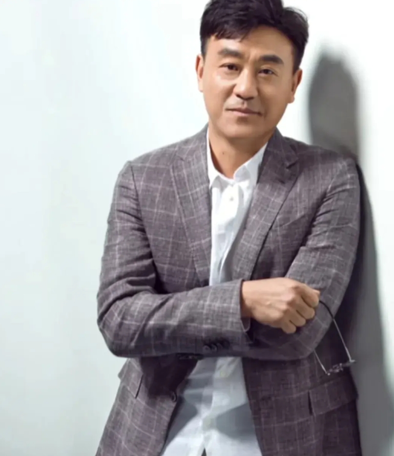 北京人民艺术剧院院长冯远征说：“我们人艺，包括跟我差不多的，甚至比我小的，你像何