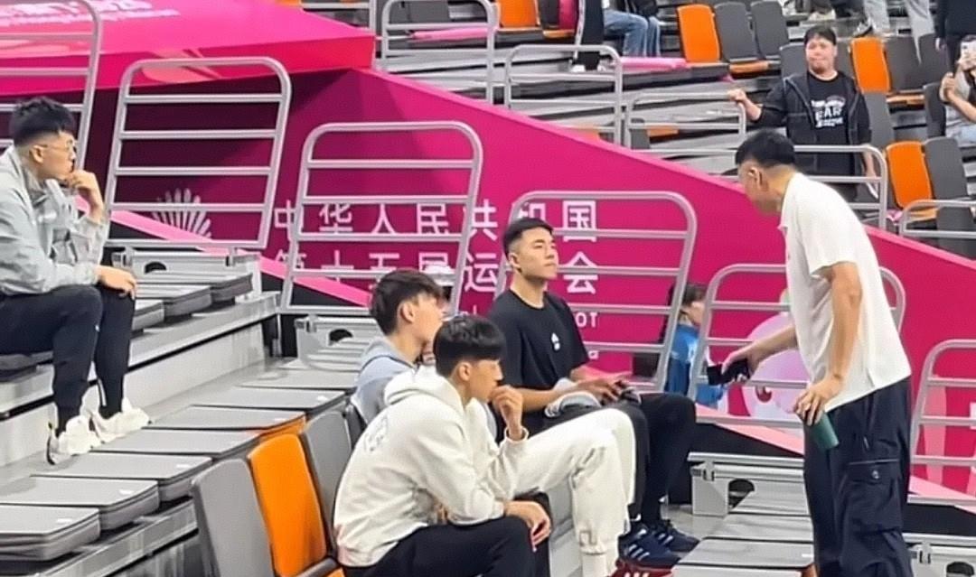 杜锋给张昊开小灶！
广东男篮近期取得三连胜，不过替补球员张昊、张文逸及张皓嘉却没