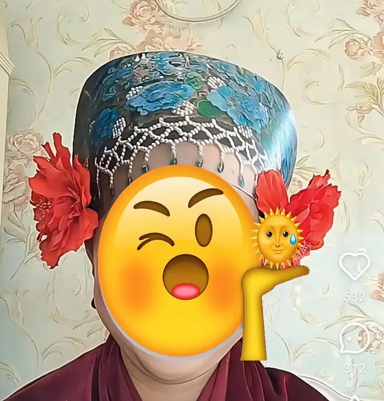 红衣女子在派出所拍桌子时，怕是没料到那个四川游客真敢把视频发上网。
 
谁能