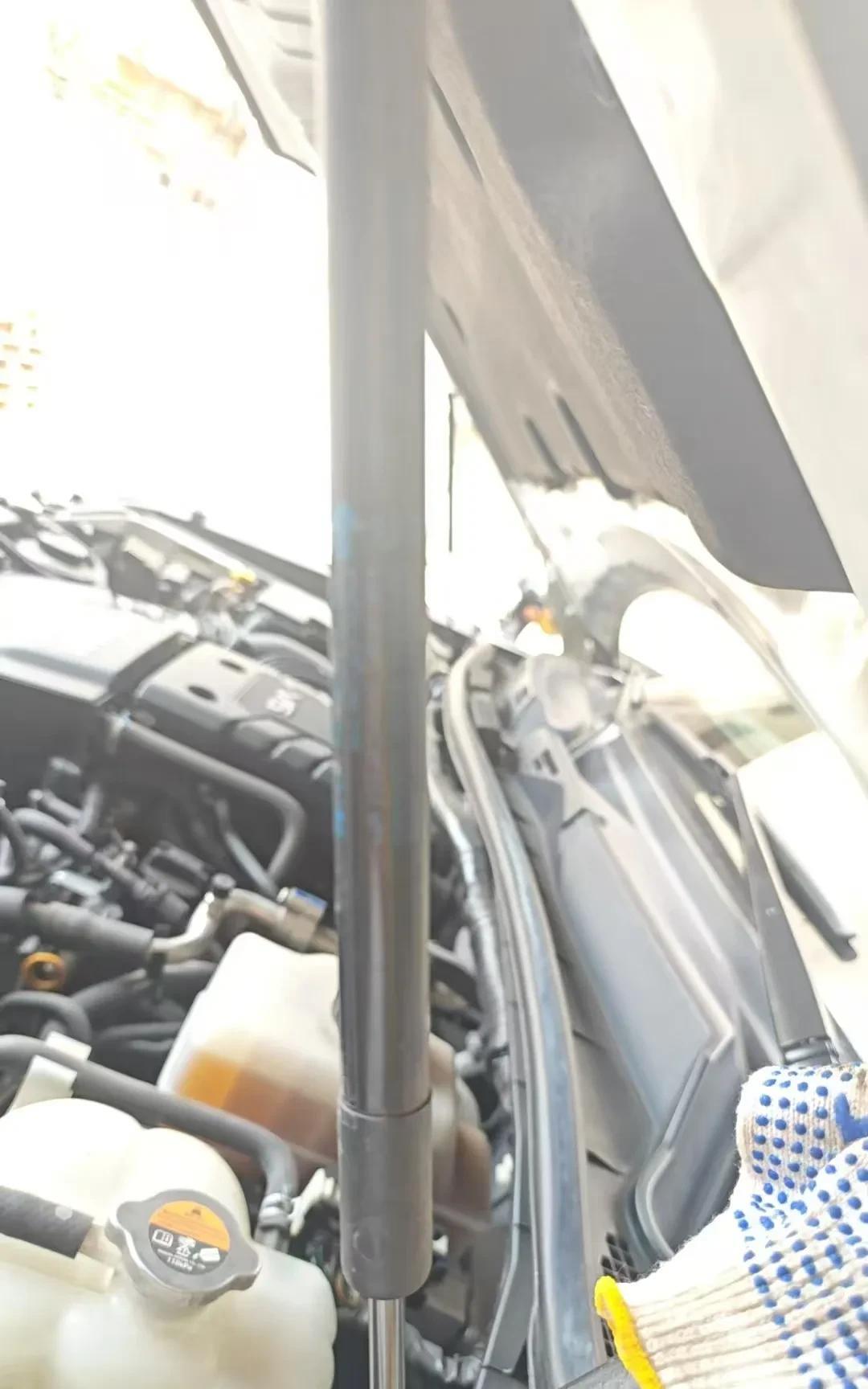 进口车的配件确实就是贵
日产途乐进口车
头盖撑杆
原厂价格要700多一条
太吓人
