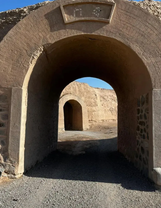 1378年，朱元璋灭元建立明朝，定都南京。燕王朱棣就藩于北平。1399年，朱棣发