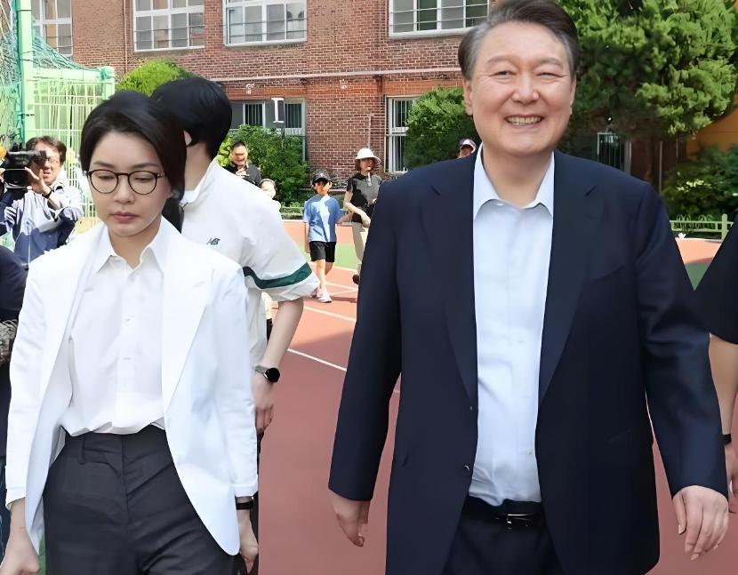 随着李在明全面掌权，尹锡悦夫妇真的要失眠了。这几天，尹锡悦夫妇出去散步，被韩国民