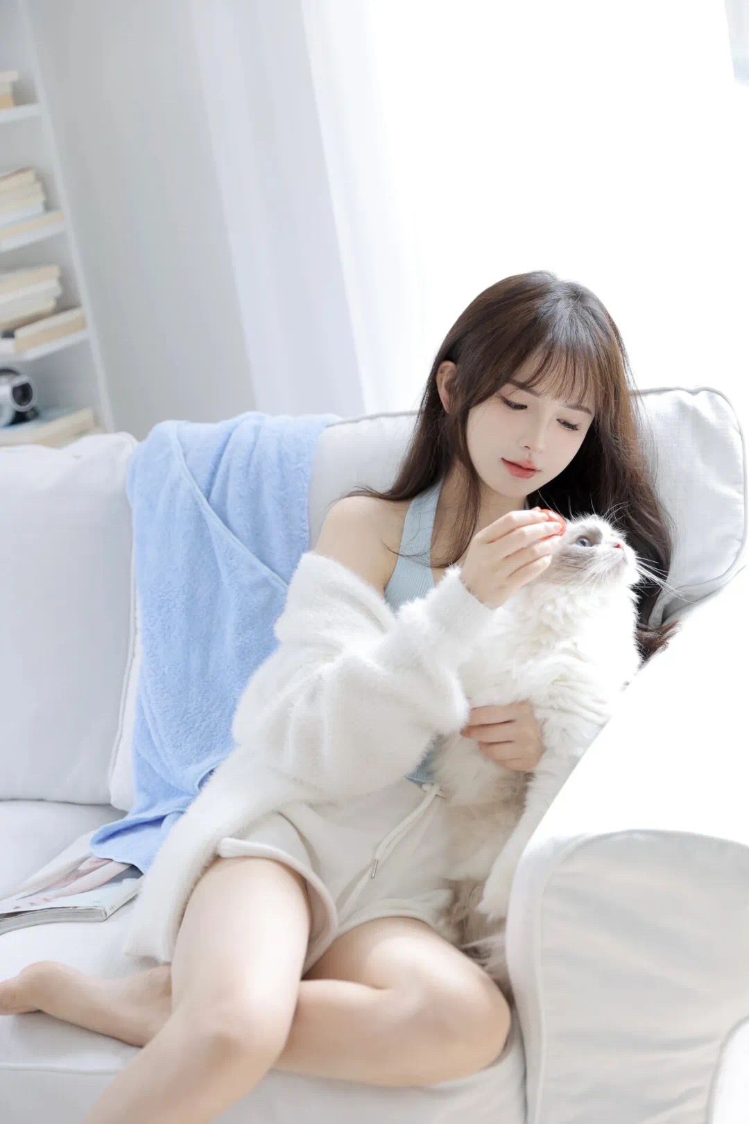 裙角飞扬，步伐带着少女的轻盈。
