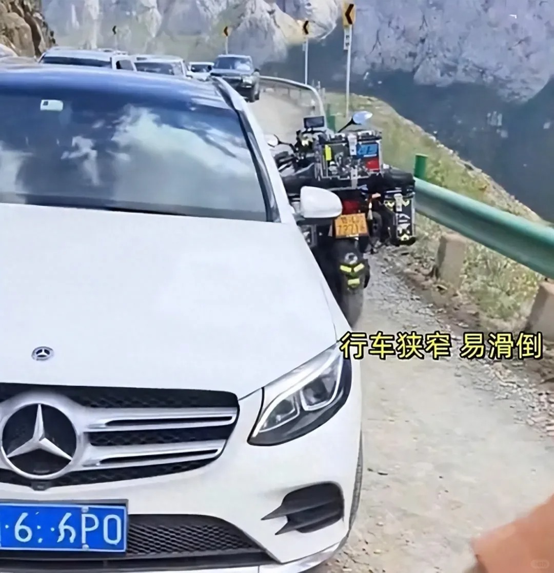 “亮证”事件刚平息，“踹车”事件又至