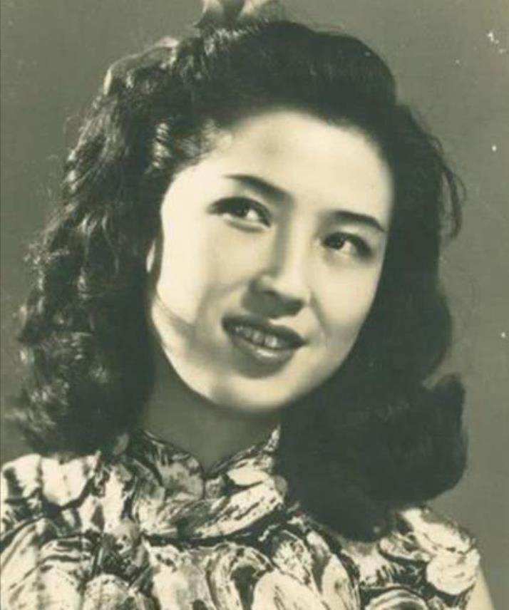 1965年，杜月笙的四姨太姚玉兰外出打牌，突然感到全身发热，焦躁不安，她心中涌起