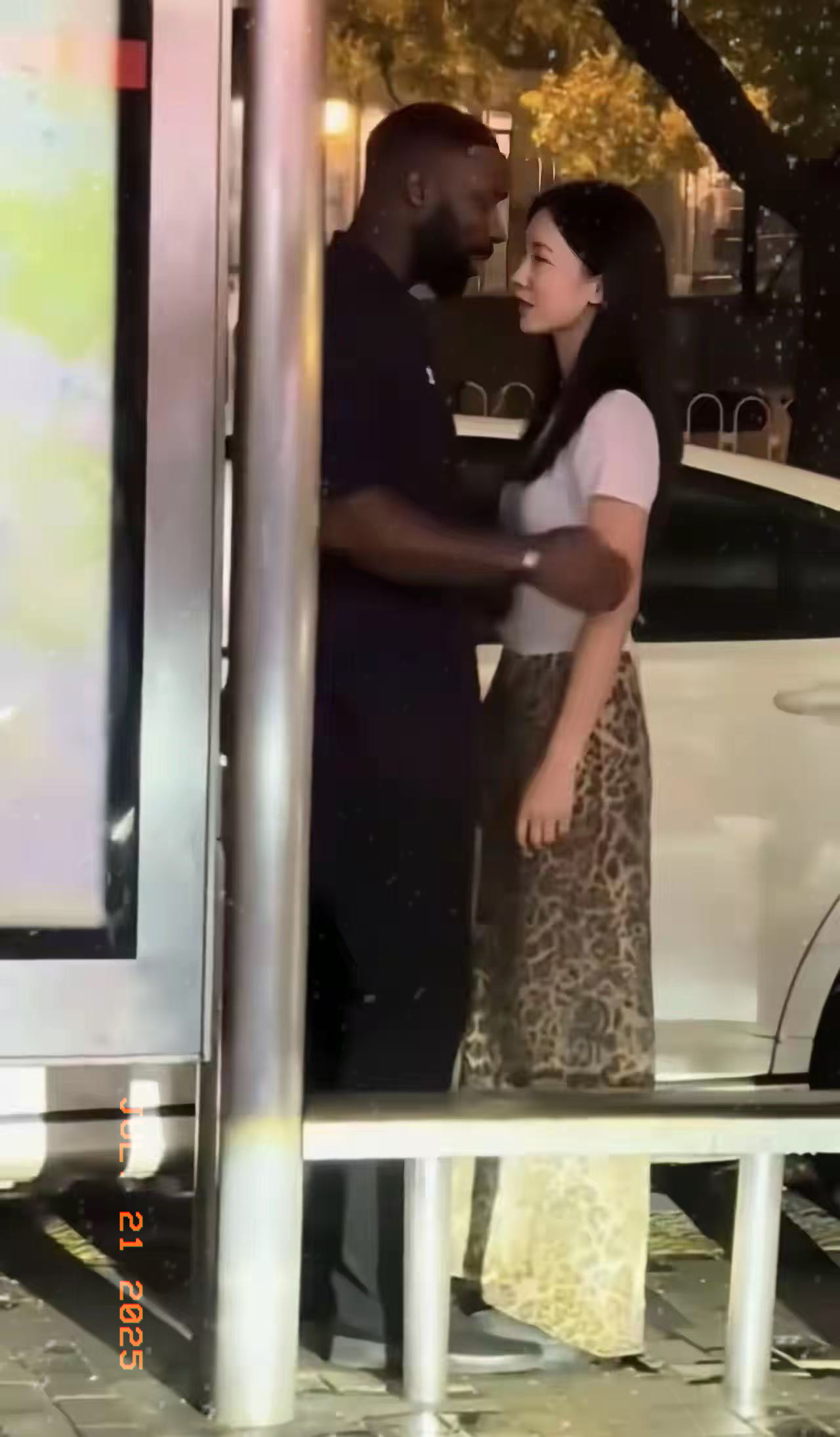 广州小伙分手困惑：高薪黄皮肤为何输给酒吧DJ？
上个月我发现女友偷偷跟黑人约会，