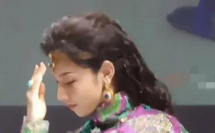 那尔那茜高考作弊风波引关注
高考刚结束，女明星那尔那茜就被曝出高考作弊丑闻。她被