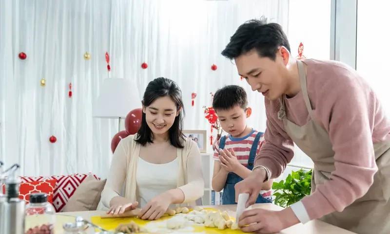 双职工家庭，想要存下钱真的不容易。
上周跟同事聊天，他说现在他们家花钱最多的就是