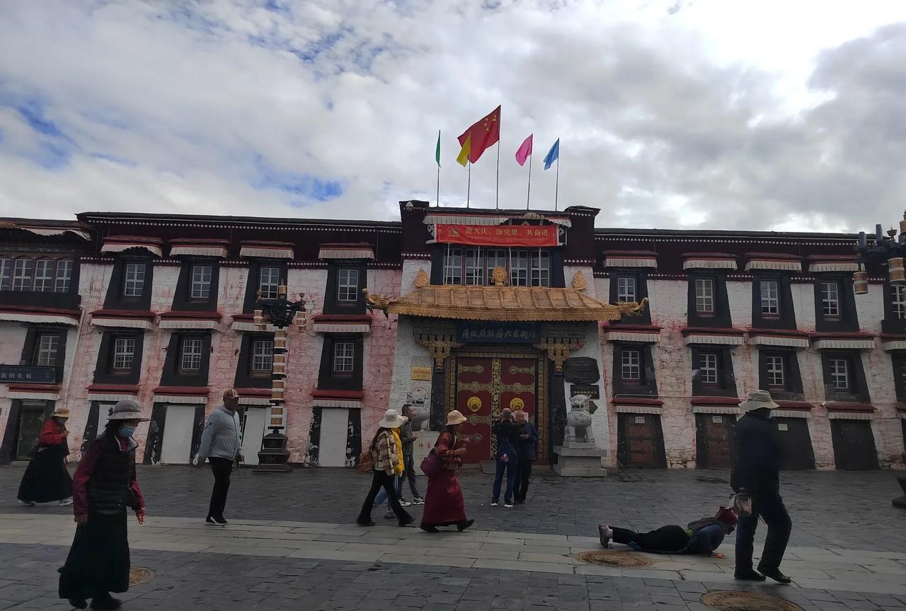 拉萨市区国家重点文物保护单位探访：
1，冲赛康：清政府驻西藏衙门旧址，目前正在维