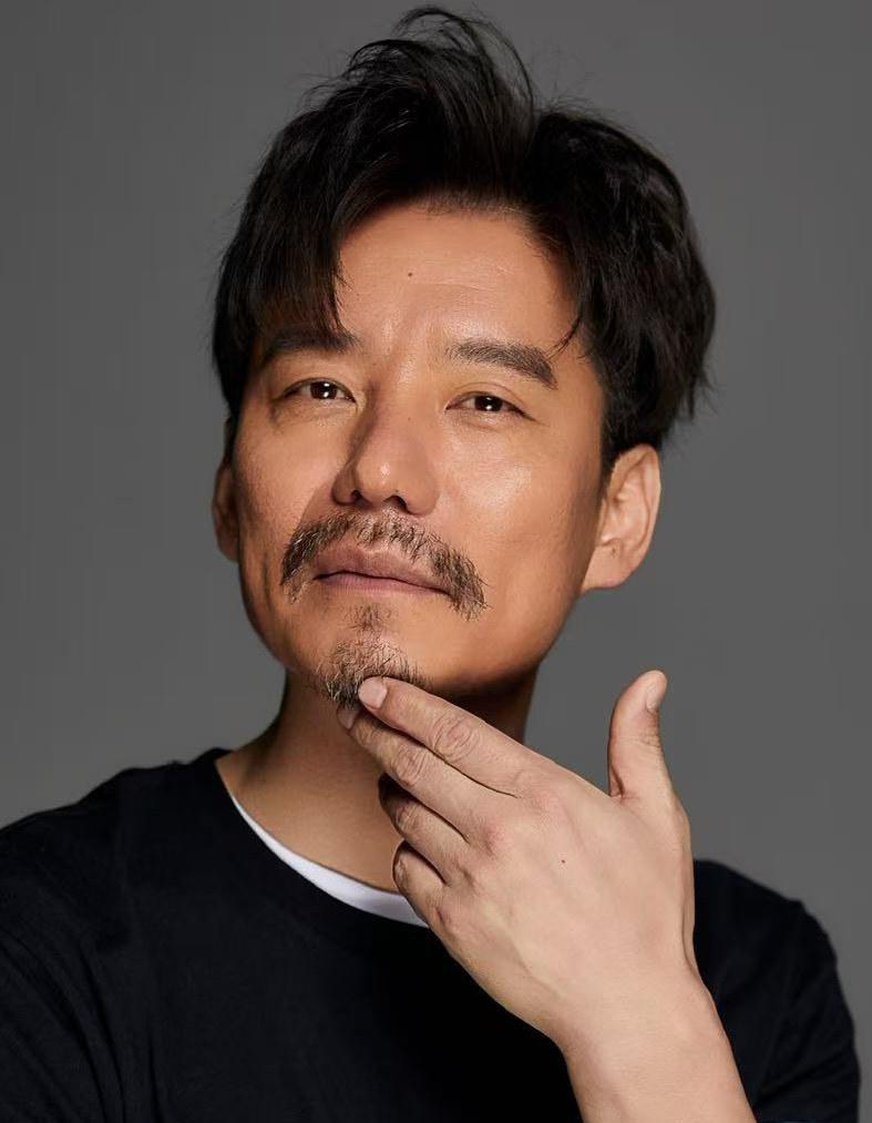 演员杨皓宇很有意思。一直以为他是上海人，一查资料原来是重庆人。如今，他又在《围猎