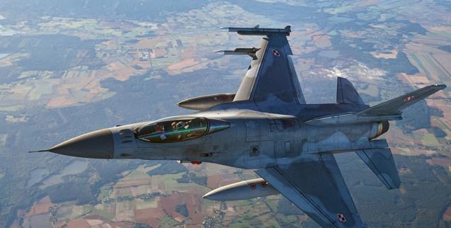 两架委内瑞拉空军的F-16战斗机以攻击姿态飞越美国海军驱逐舰，“杰森·邓纳姆”号