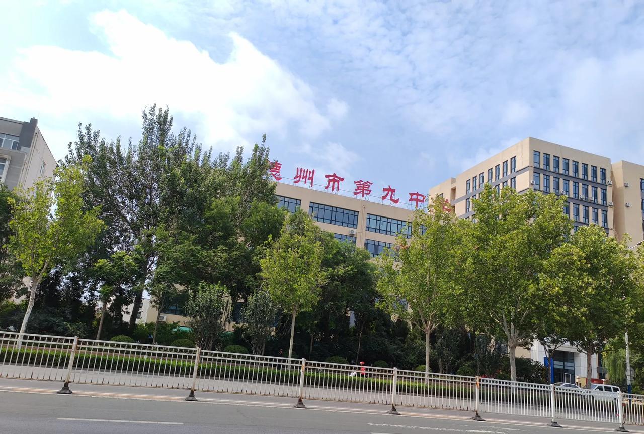 德州东地路封闭施工！
由于德州九中大学路校区扩建封闭施工一个月，从7月25日至8