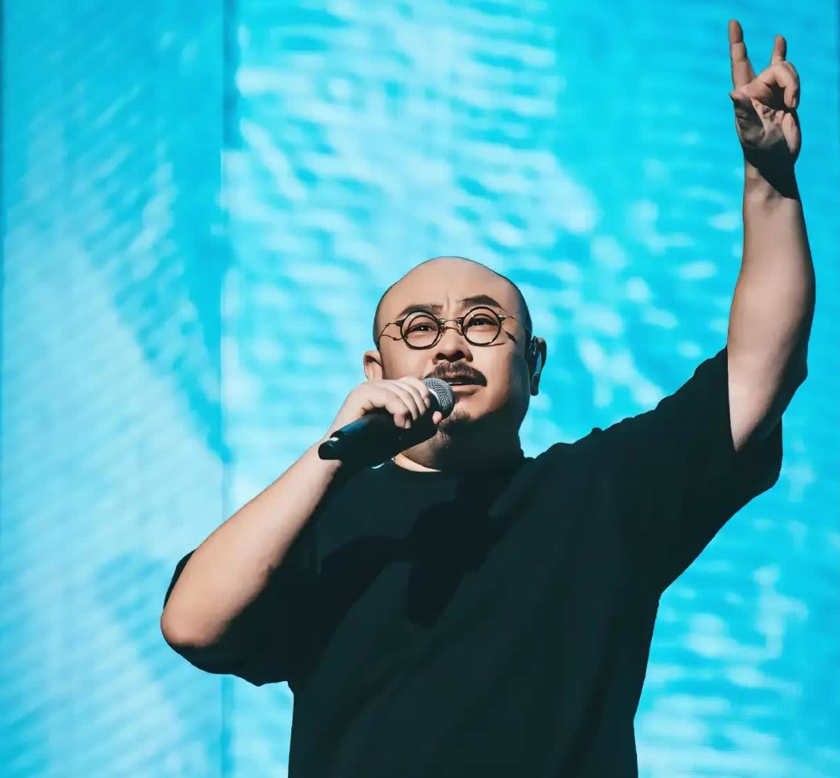 刀郎老师终于狠狠出了一口恶气！
看到刀郎的演唱会门票一秒售罄，
不知道这两个