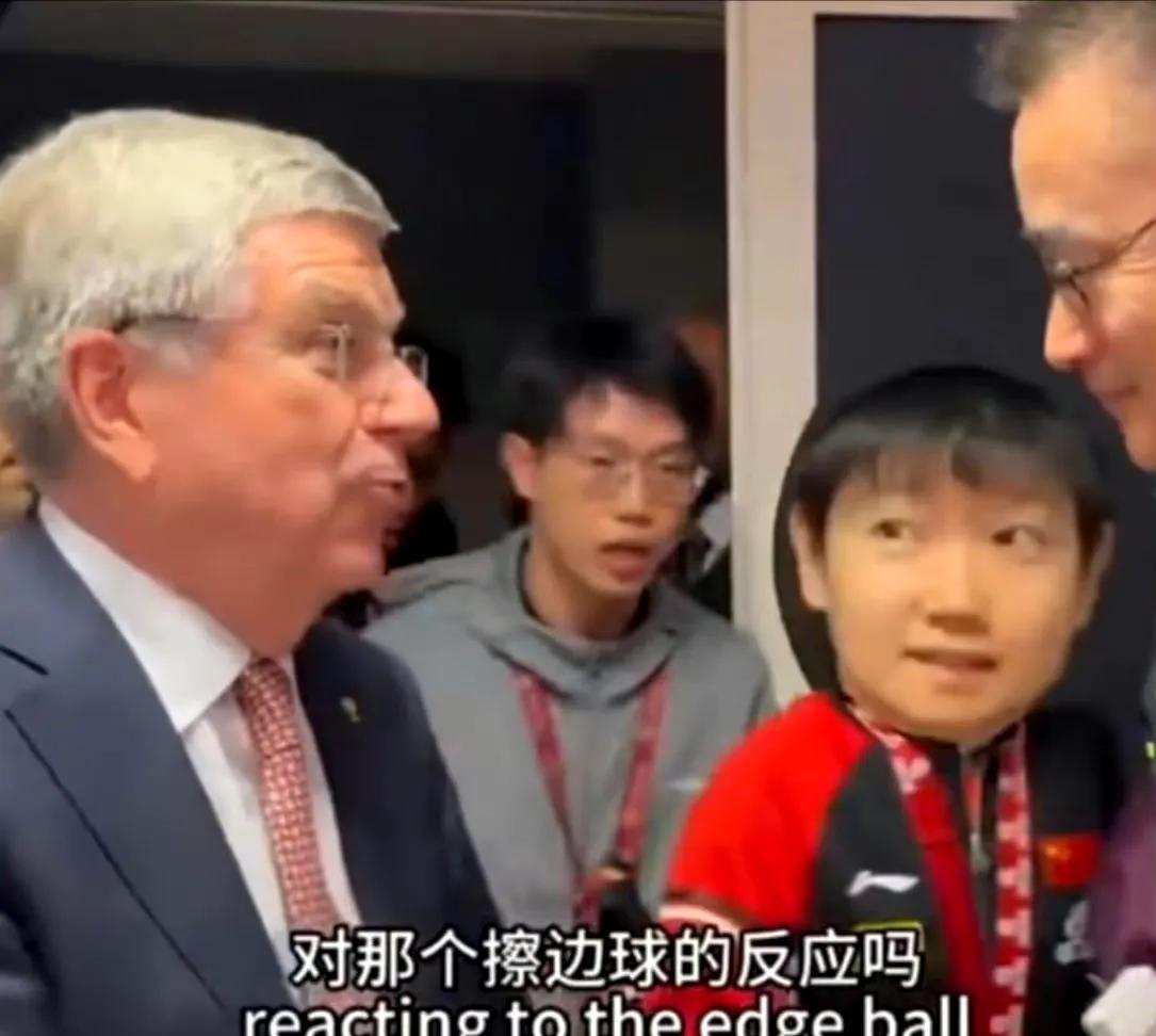 莎莎的这两个小眼神太可爱了，一看就是800个心眼子！
两位领导站在他面前聊天，她