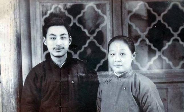 1916年，叶圣陶娶了素未谋面的姑娘。新婚之夜，他紧张地掀开盖头。在看到新娘的模