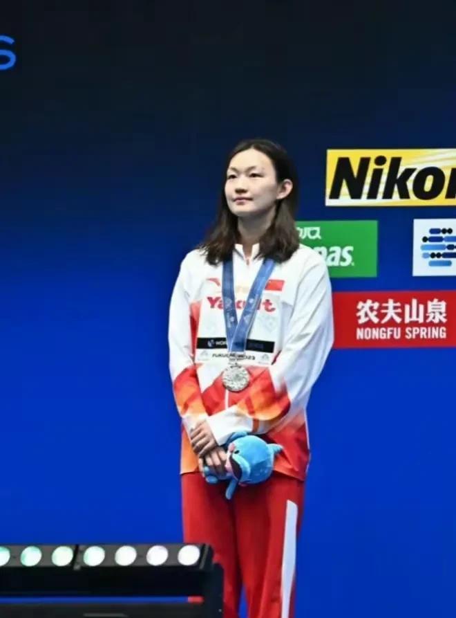 中国自由泳“女王”李冰洁再度上演逆转好戏，勇夺世锦赛女子200米自由泳银牌。这是