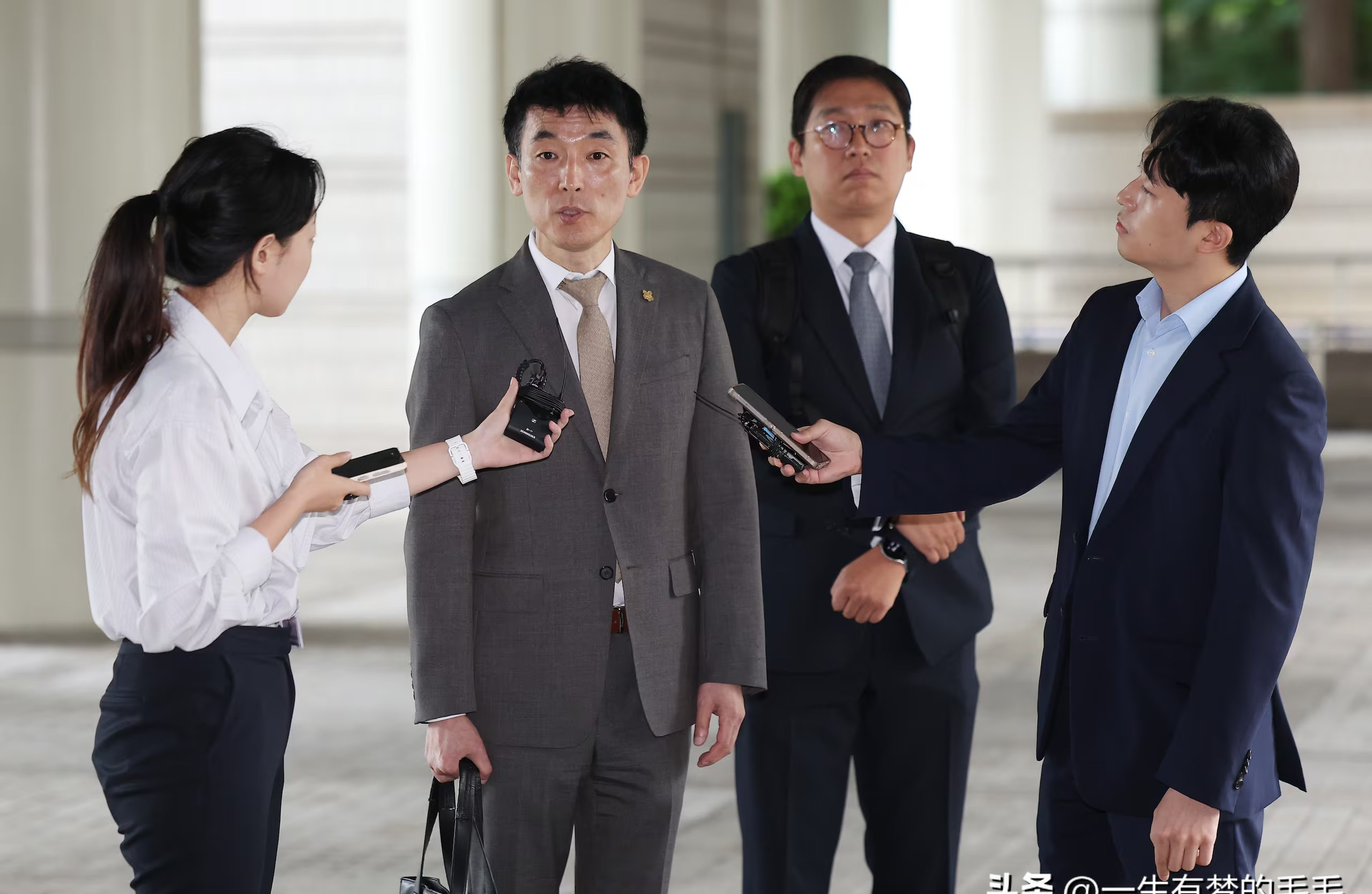 金龙显不服法院要换人











韩国前防长金龙显彻底疯了，跟法院干上