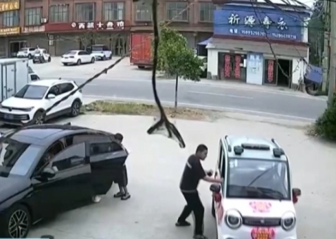 近日，河南周口一岁女孩正在自己家店里玩耍，不料一辆四轮老头乐直冲冲的冲进店内，并