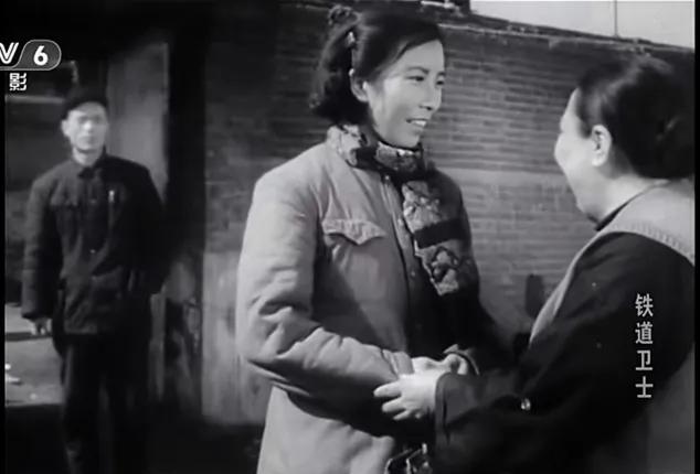 老电影《铁道卫士》里颇为有趣的一幕：
叶琳琅饰演的“王曼莉”带着罗泰饰演的“马小