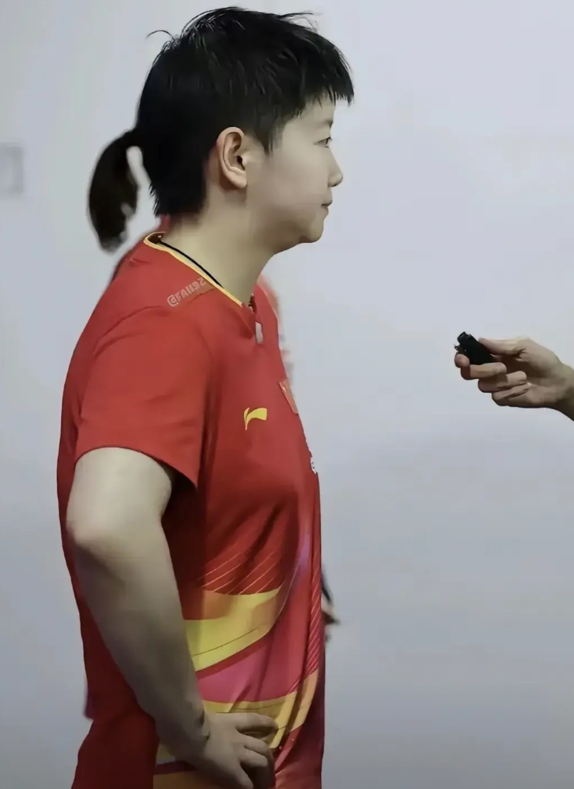 孙颖莎的这张照片有意思了!

打开图片，孙颖莎在接受采访，再仔细一看，孙颖莎留了
