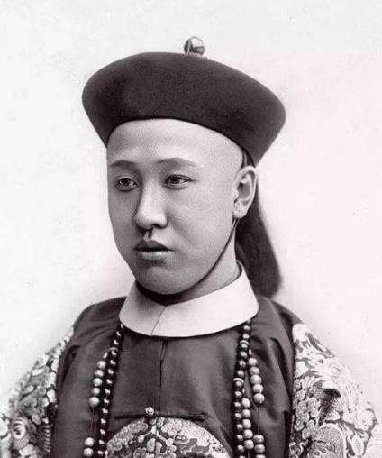 1950年，28岁就退休在家的清朝摄政王载沣，晚年以90万斤小米的价格卖掉了曾经