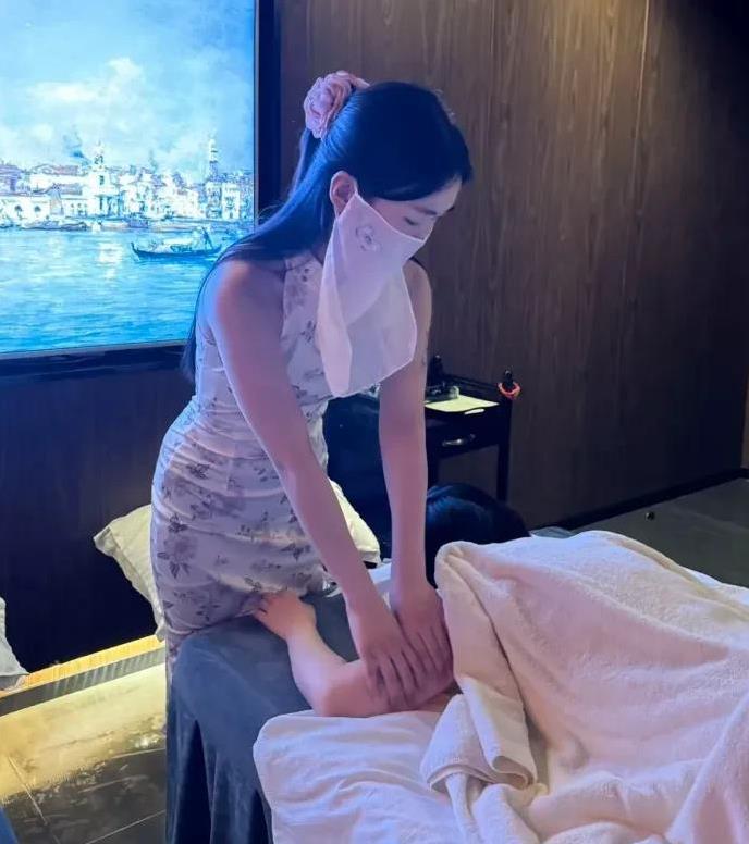 客人邀请足疗女生出去吃烧烤，足疗女生会答应和客人出去吗？
今天就这个话题和大家简
