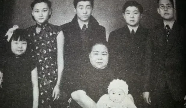 1938年1月，国民党上将韩复榘被枪决后，他的妻子高艺珍带着子女不知所措，原西北