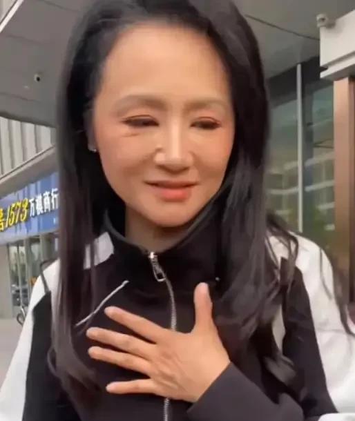 51岁的曹颖断崖式衰老，如今变成了老太婆！
甜嘟爸爸想说，51岁，变成这样了，这