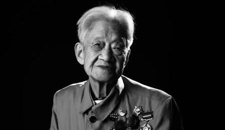 [太阳]1952年10月，16岁的女护士王清珍，用时三天三夜整理好了黄继光的遗体