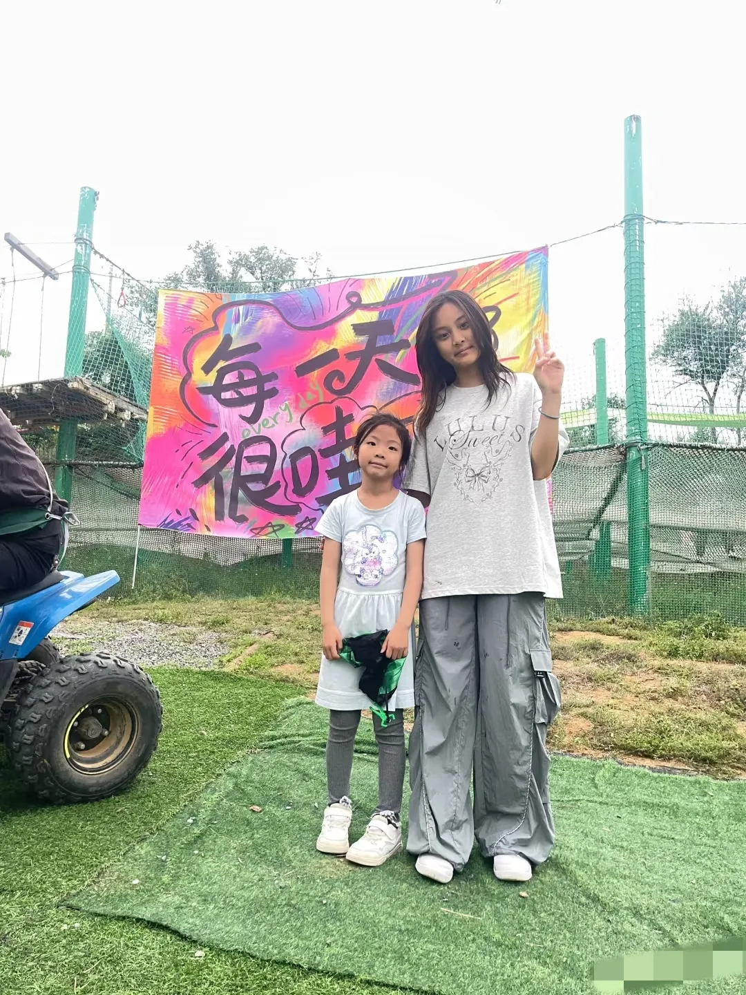 明星都不用自己洗裤子，
甜馨这裤子去了厕所不是到处蹭[笑哭]