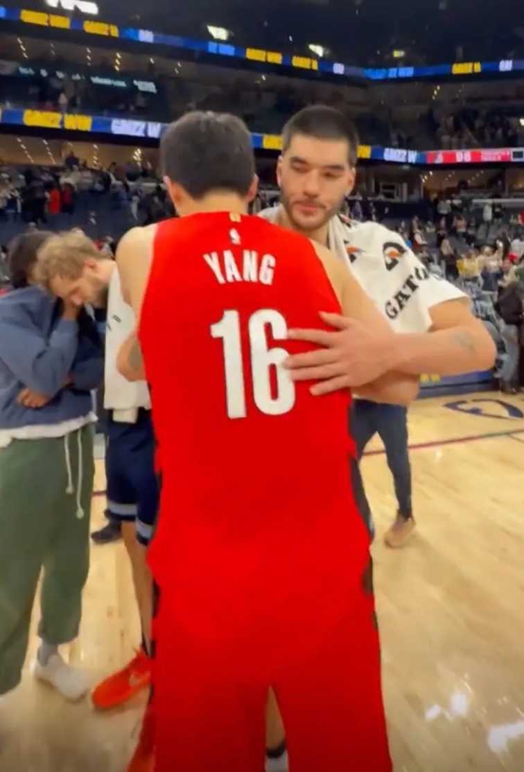 杨瀚森打不过扎克伊迪很正常！首先他的年龄更大，打法更成熟，扎克伊迪是2002年出