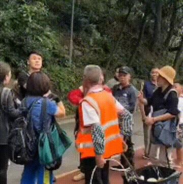 你再敢打它，我就打你。一名男游客跨越1500公里来贵州黔灵山看猴子，工作人员为了