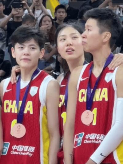 下一届可能打不了的都哭了。
黄思静：29岁，但她代表国家队打比赛已经有10年之久