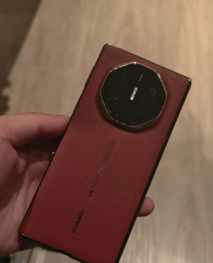 华为三折叠，确定9月份就要来了！

就在刚才，知名的的数码博主，数码闲聊站，把华