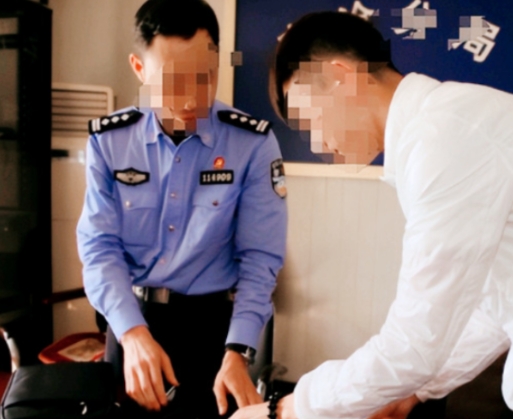 “狗咬吕洞宾！”浙江一男子在街边捡到22万元现金，立马选择报警，不久便找到了失主