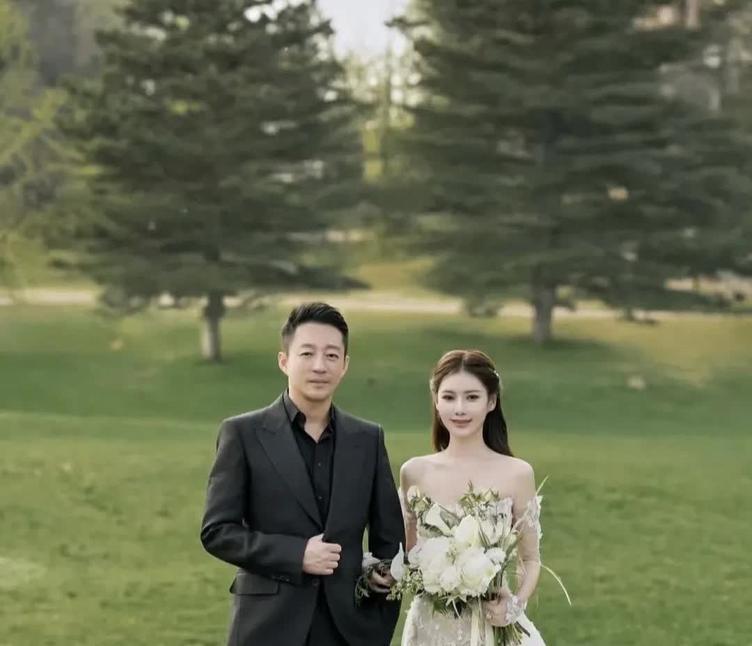 汪小菲和徐熙媛结婚的时候，他那时候他开心的像个孩子，仿佛娶到了梦寐以求的姑娘。
