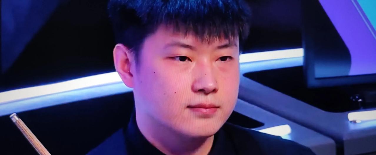 斯诺克英国公开赛第一轮，赵心童对阵赫吉尔。
    赫吉尔很准，拿下首局后，第2