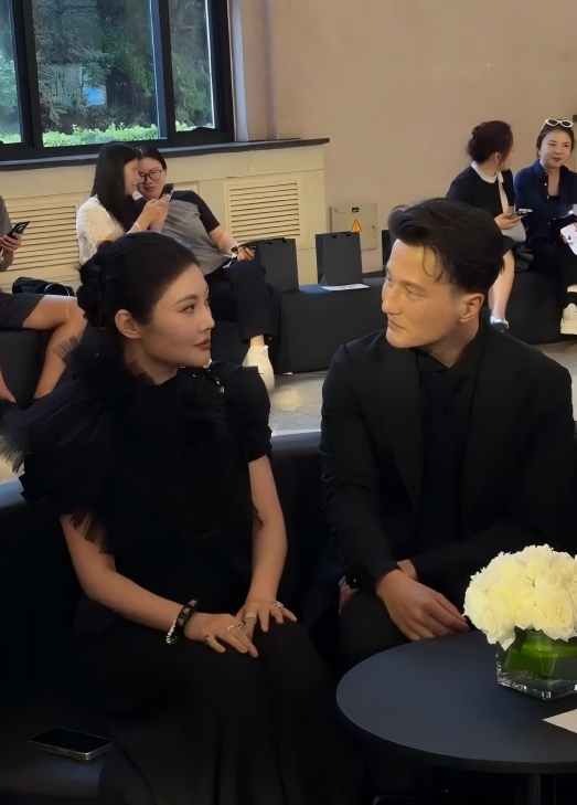 这两人对黑色的执念也太深了，不管是出席活动还是私下旅游，永远能看到全套黑色穿搭，