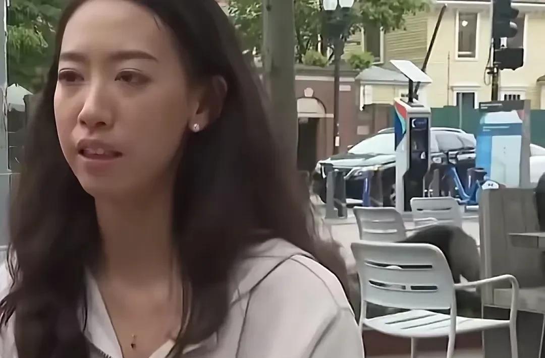 都说这张照片后边有两个人在打架！