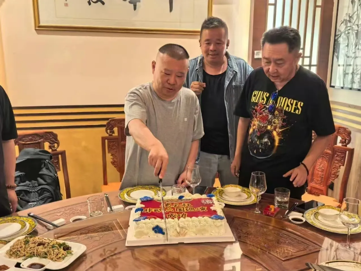 太牛了，德云社庆功宴来了。刚刚过去的几周时间，德云社去了非洲和欧洲，演出十分成功