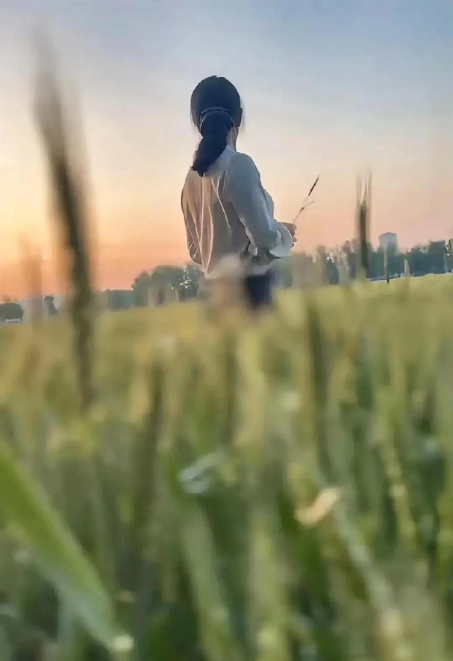 一个女人
内心的孤独和无助
心情压抑到极点
当生命中出现一个对你极好的人
他的出