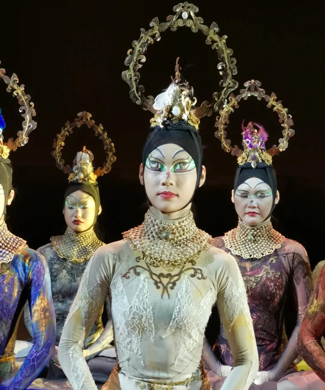 杨丽萍《春之祭》，我第一眼以为是葫芦娃里的蛇精们呢？
可能是我眼神加审美不好吧