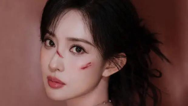 孟子义：抹胸长裙尽显优雅高贵，脸颊带血演绎破碎美学