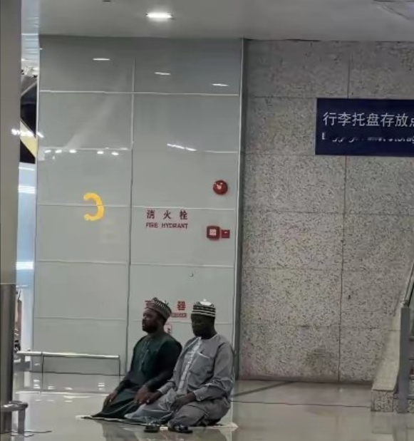 这是外国人的特权吗？
近期，一博主爆料两个外籍人士在公共场合进行宗教活动引起了争