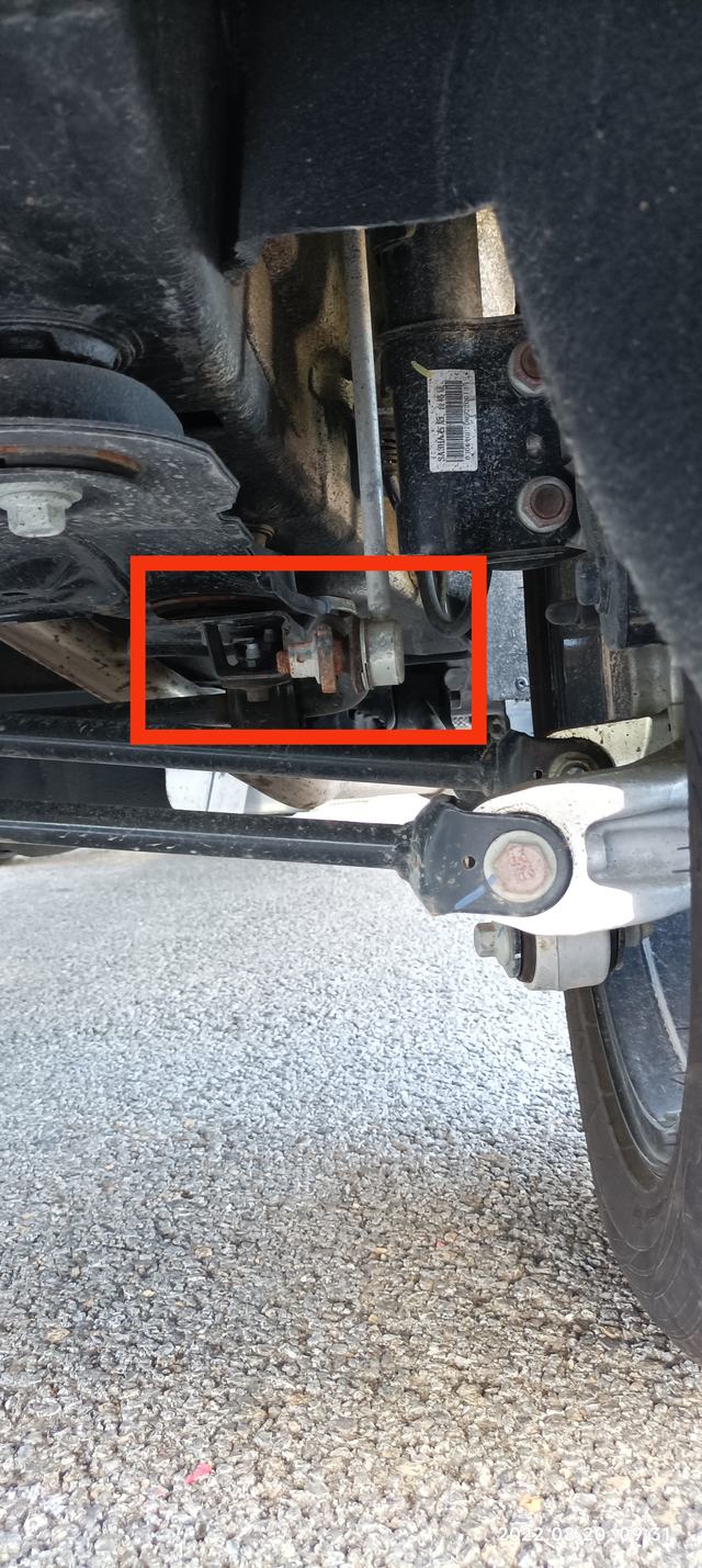 不到一年的车比亚迪宋plusDMi
今天无意中看到底盘多处生锈。
总公里数八千四