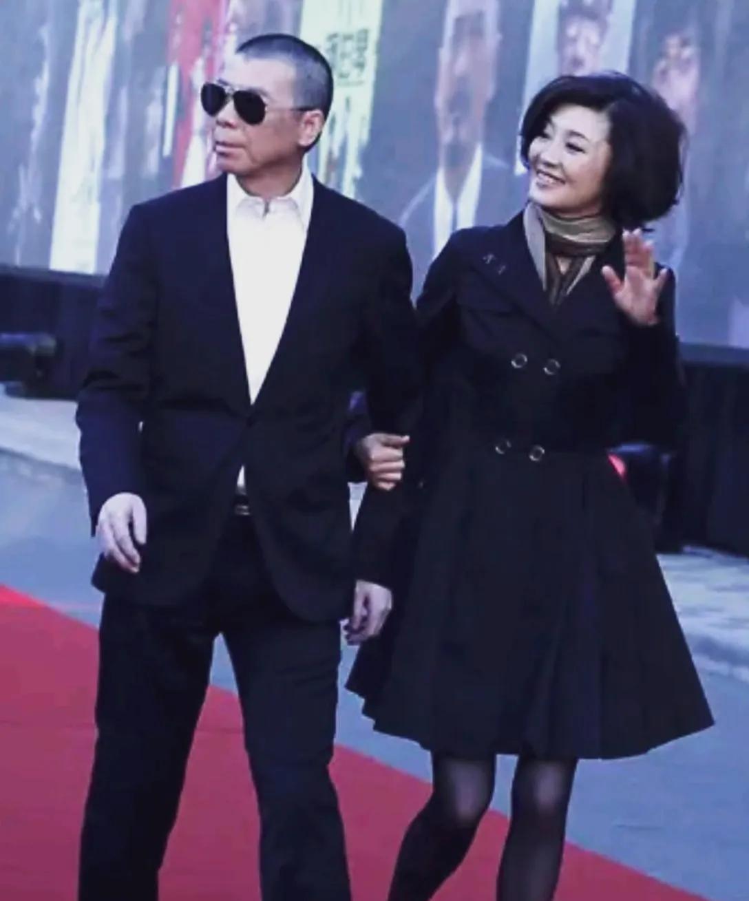 冯小刚虽然长相有点不尽人意，但是才华横溢，气质出众，徐帆温柔似水有颜值演戏又好，