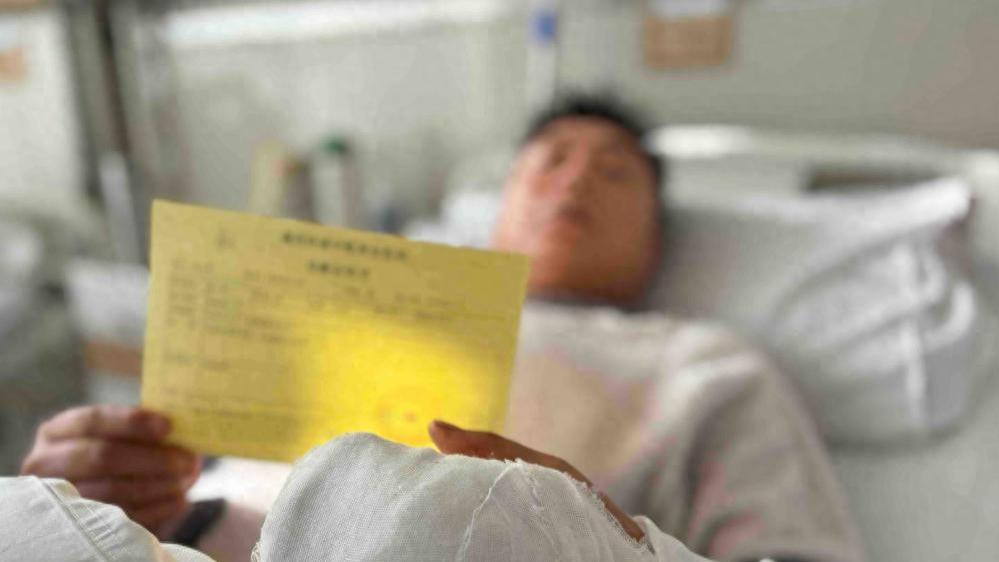 骇人！西安保安把业主手指咬骨折，物业甩锅 “外包”，保安公司：他没正式入职！