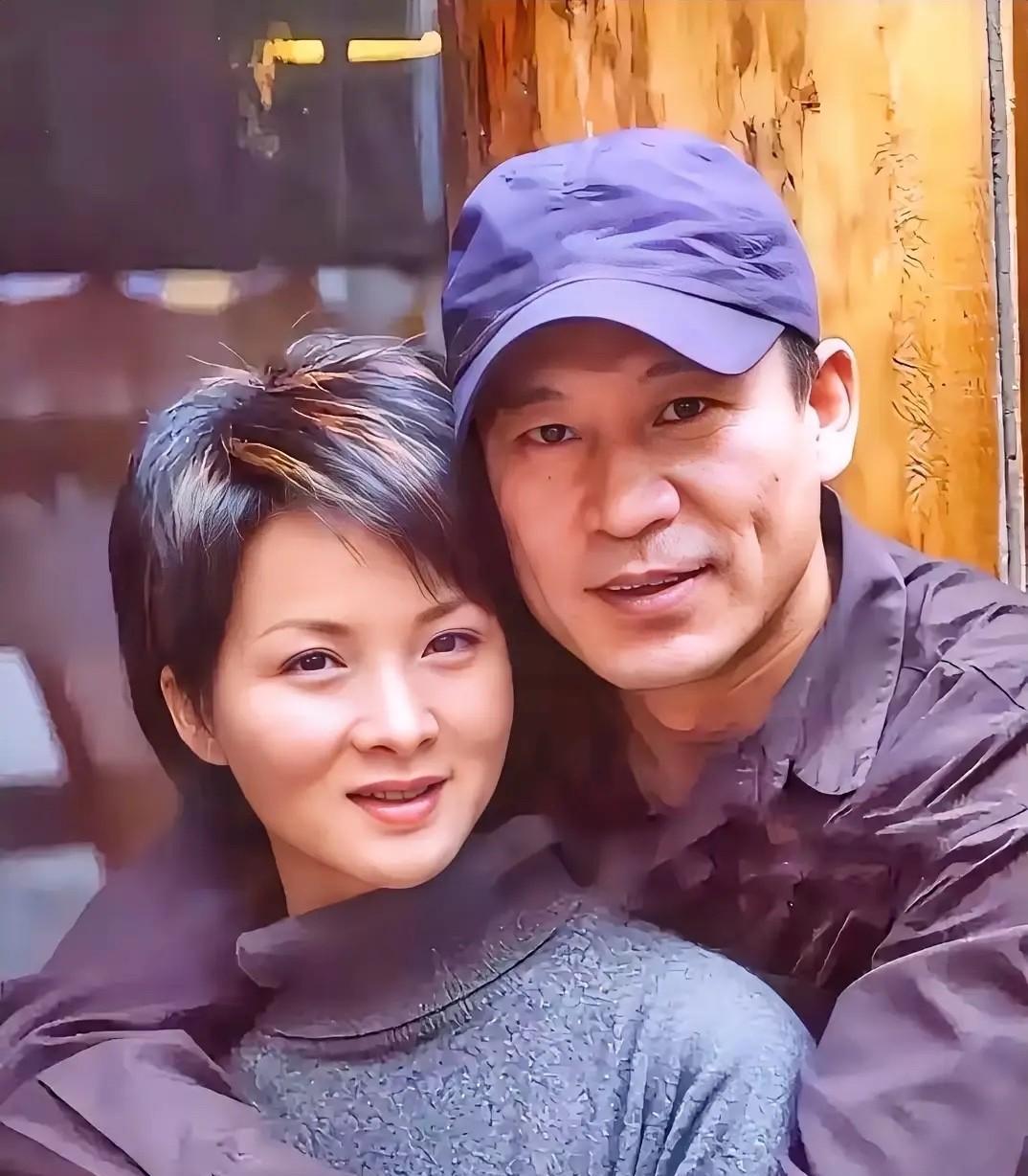 还记得抱狗的香秀吗？年轻时候的她还挺有气质的，跟老公的合影既甜蜜又温馨，他们是属